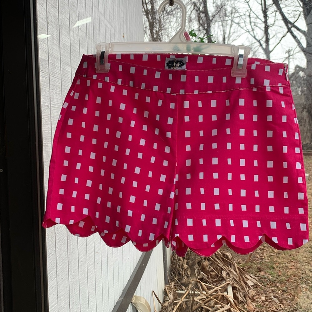 Serena, scallop shorts, pink and white
